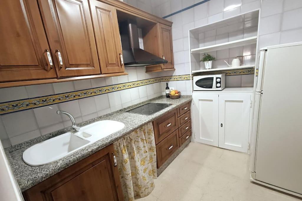 Tipico Y Pintoresco Patio De Vecinos, Con Encanto Sevilla Exterior foto