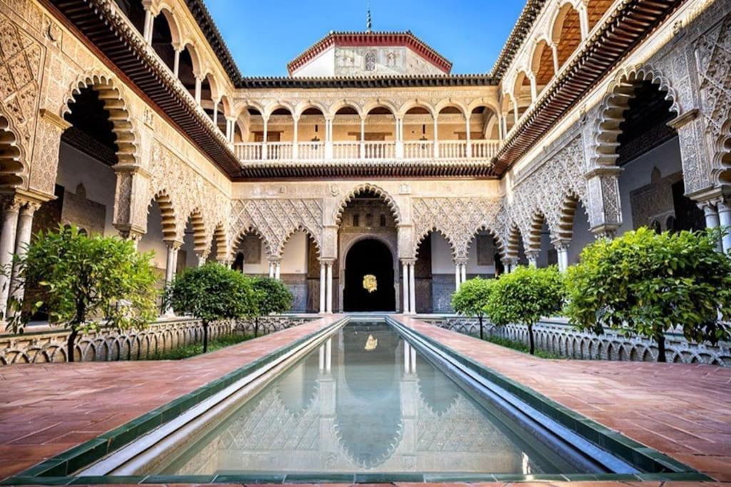 Tipico Y Pintoresco Patio De Vecinos, Con Encanto Sevilla Exterior foto