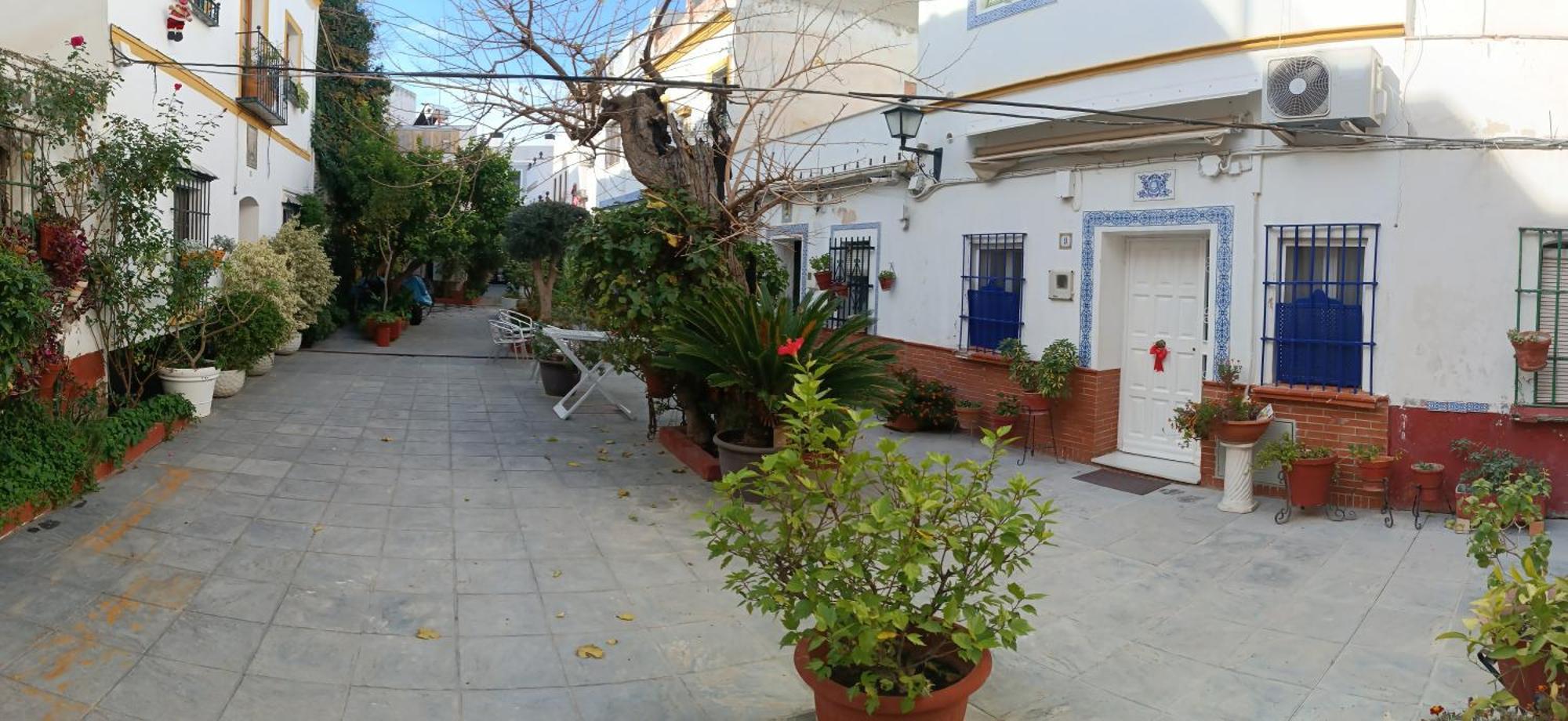 Tipico Y Pintoresco Patio De Vecinos, Con Encanto Sevilla Exterior foto