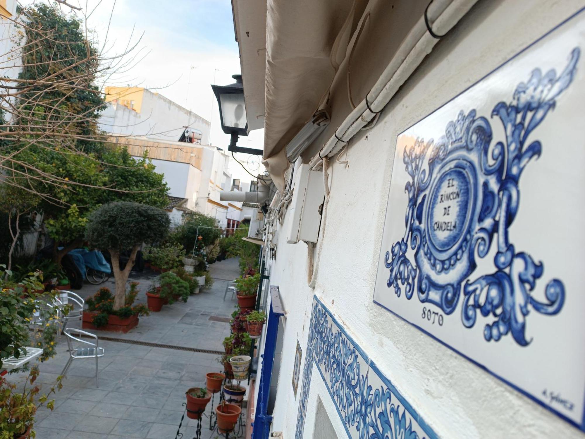 Tipico Y Pintoresco Patio De Vecinos, Con Encanto Sevilla Exterior foto