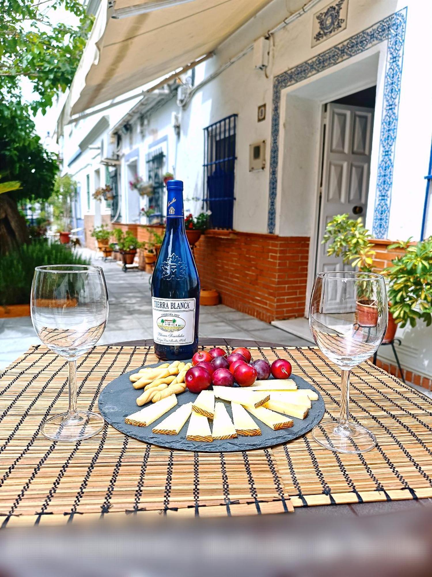 Tipico Y Pintoresco Patio De Vecinos, Con Encanto Sevilla Exterior foto
