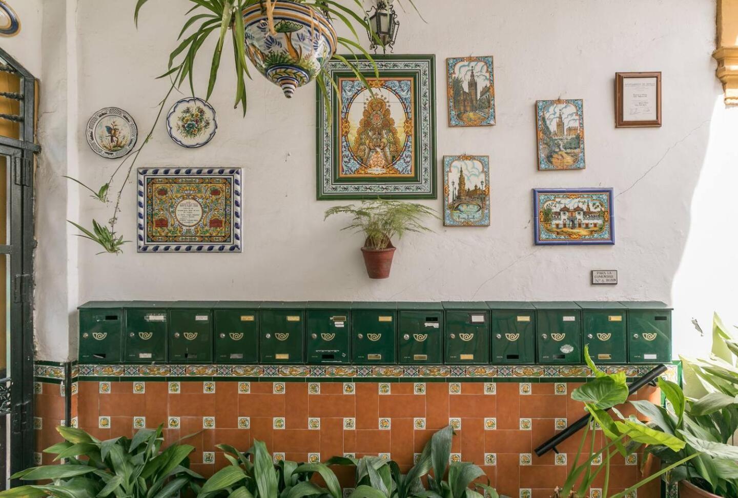 Tipico Y Pintoresco Patio De Vecinos, Con Encanto Sevilla Exterior foto